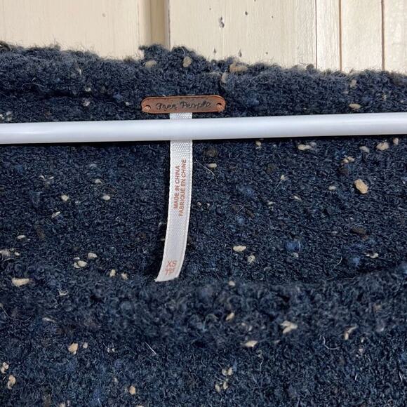 Free People size XS oversized sweater navy blue tan - Picture 4 of 5